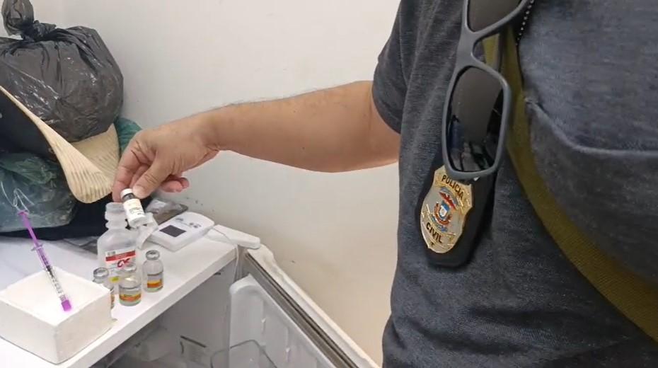 Enfermeira é presa em Cuiabá por exercício ilegal da medicina em clínica