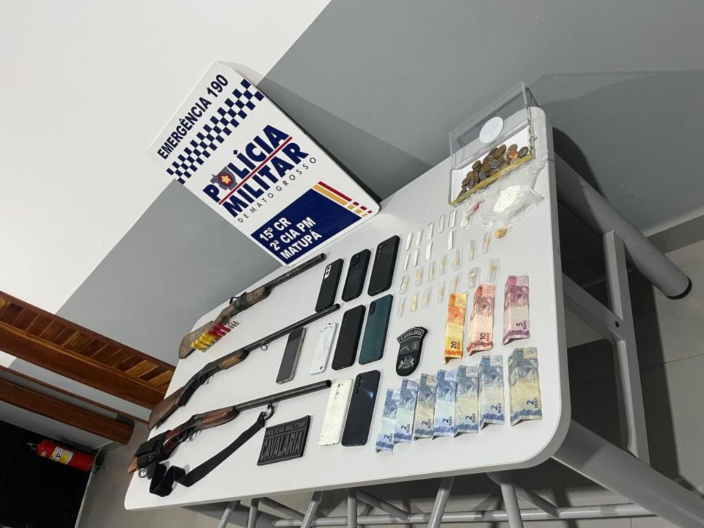 PM de Matupá prende trio com espingardas e drogas em chácara