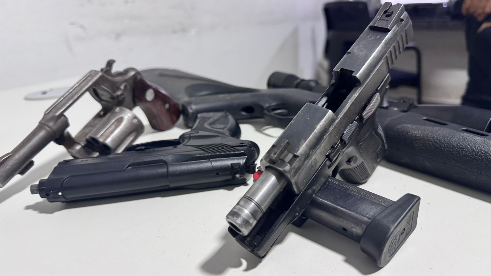 Polícia prende dois e apreende armas após sequestro de empresário em Carlinda