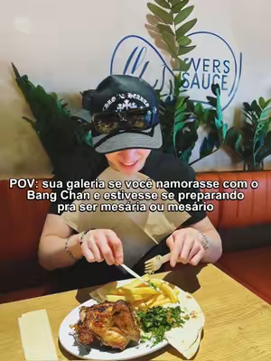 Galeria imaginada para fãs de Bang Chan se inspira em rotina de mesário