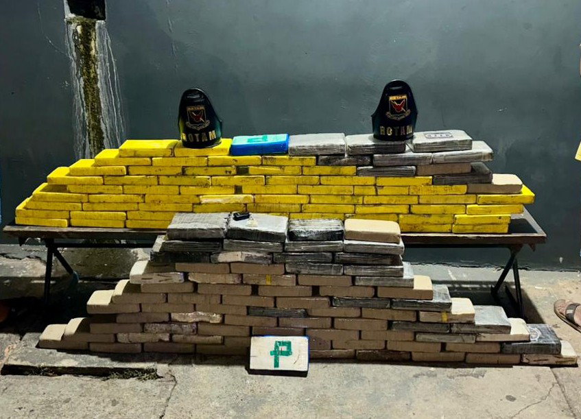 Polícia apreende 146 tabletes de cocaína e detém dois suspeitos na BR-070