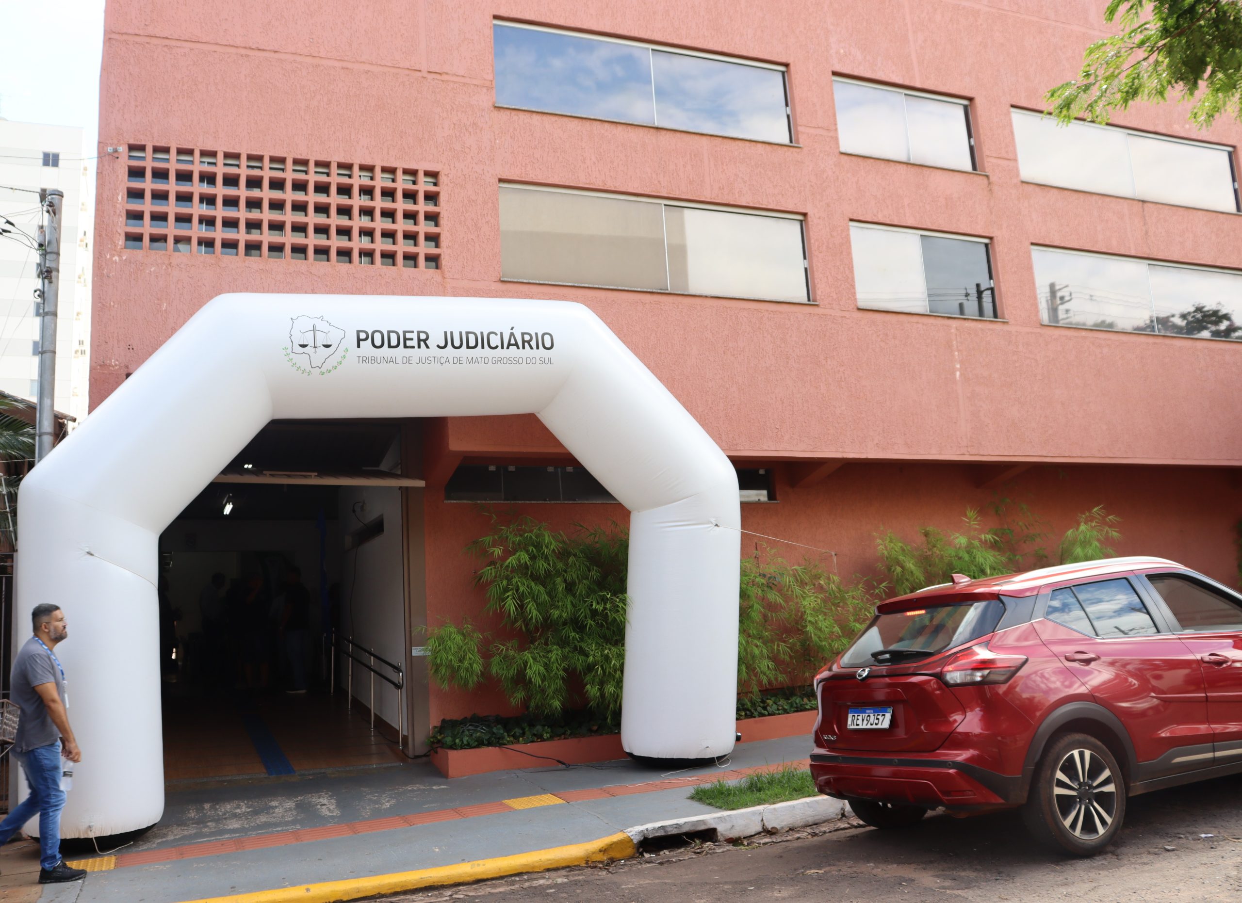 Ônibus do Sesi oferece oficinas de tecnologia gratuitas para idosos em Campo Grande