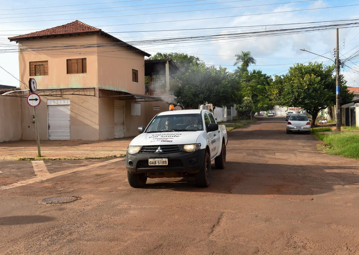 Fumacê atua em cinco bairros de Campo Grande para combater mosquitos nesta terça