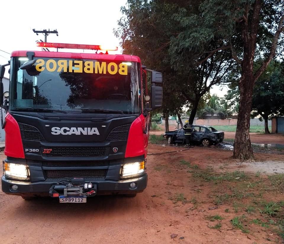 Bombeiros de Mato Grosso controlam incêndios em ônibus e carro no interior