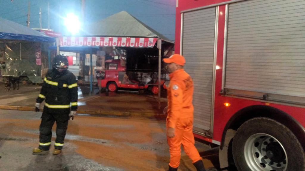 Bombeiros controlam incêndio em trailer de lanches em Várzea Grande