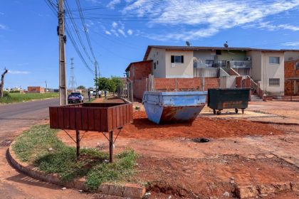Novo Oeste recebe caçambas e contêineres para descarte correto de resíduos